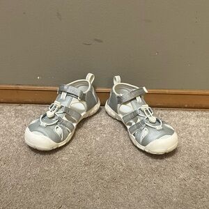 Keen Moxie Sandals w/Bungee & Velcro Closures, Gray/White/Silver - Size 3 (VGUC)
